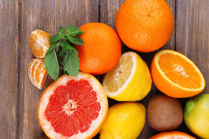 Những loại quả họ cam như cam canh, quýt, bưởi… là nguồn cung cấp Vitamin C rất lớn giúp tăng cường sức đề kháng trong những ngày thời tiết chuyển mùa.